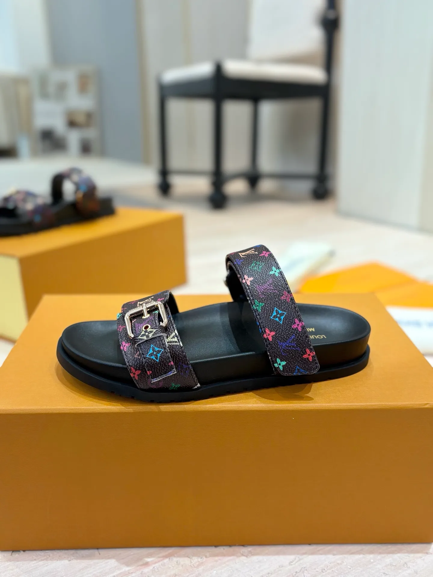 👟👟Ex-factory price 400👟👟 LV 2025 spring and summer new products 🥰 Popular LV donkey brand counters Embossed logo embossed sandals This Pool Pillow Comfort flat sandals are made of technical fabrics and use high-frequency embossing technology to reinterpret the Monogram pattern. Soft padded upper with adjustable Velcro, comfortable and tough insole adds harmonious colors 👍New hard goods, purchasing agent level! Full of high-end feel! A popular model among bloggers at home and abroad, it’s retro and fashionable and looks amazing on your feet! The official website's main recommendation 👍👍 ✅ Upper: waterproof special original fabric ✅ Inner lining: imported mixed sheepskin ✅ Outsole: original molded foam outsole ✅ Number of sizes: women's size 35-45 (women's size 41 men's 38.45, custom-made, non-refundable) ✅ Packaging: full set of drawer boxes ​